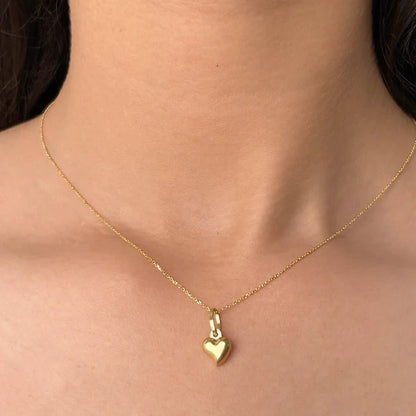 Minimal Heart Necklace with sparkling heart pendant displayed on the neckline